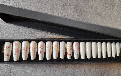 Ongles à presser fleuris romantique