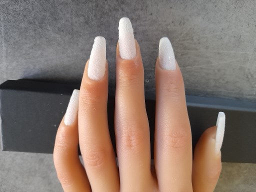 Ongles à presser effet bulles blanc irisés