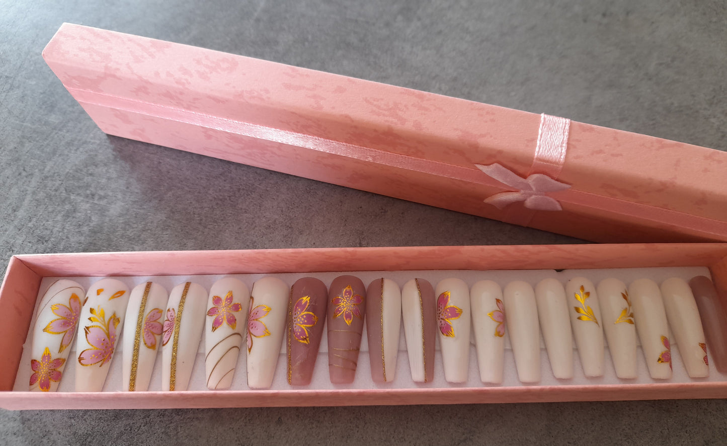 Capsules à coller pour ongles. Coffret de 18.