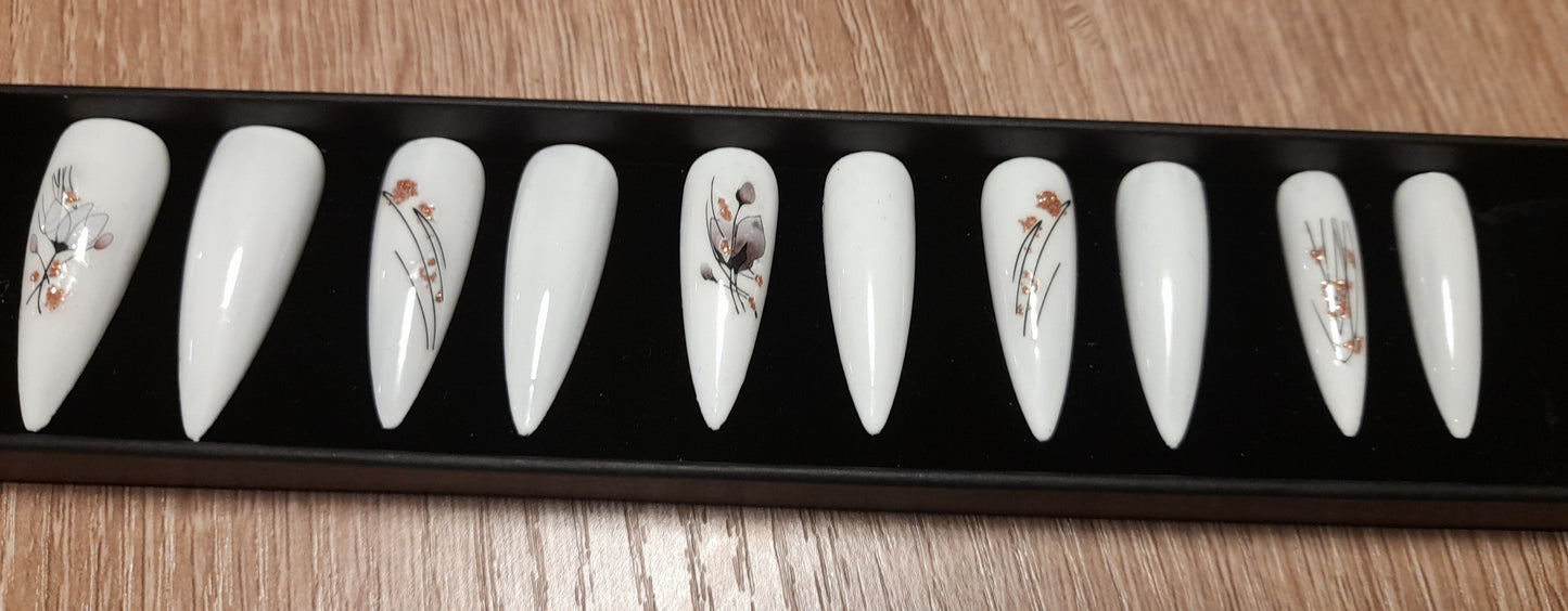 Ongles à presser.Coffret de 12 ongles Blanc floral abstrait