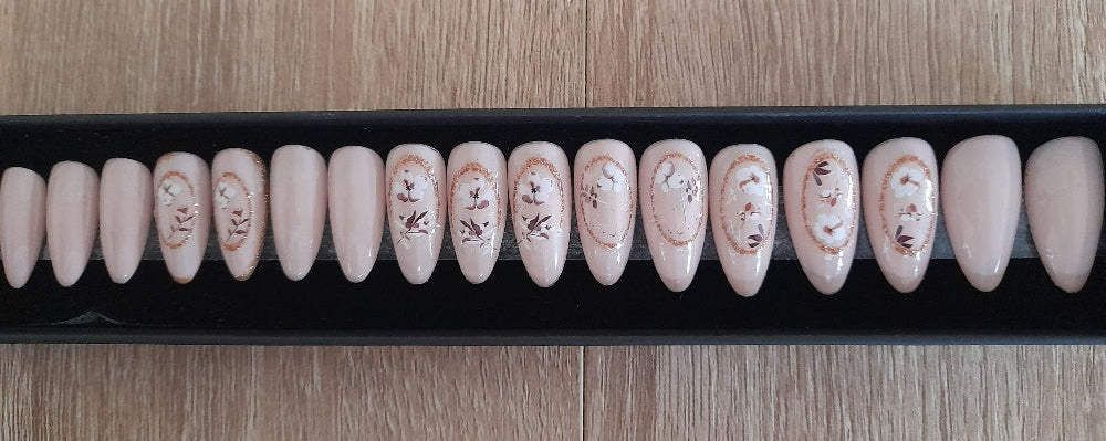 Capsules à coller pour ongles. Coffret de