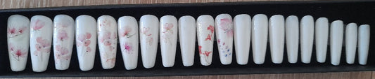 Faux ongles à presser.