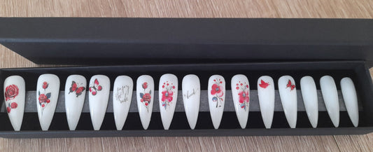 Coffret de faux ongles à presser.