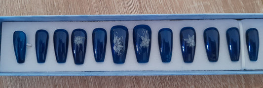 Coffret de faux ongles à presser.
